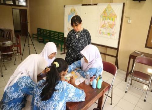 PKM Pelatihan Seni Lukis Wayang Beber Sebagai Sarana Edukasi Dan Regenerasi Pada Siswa-siswi SMAN 4 Surakarta (1)